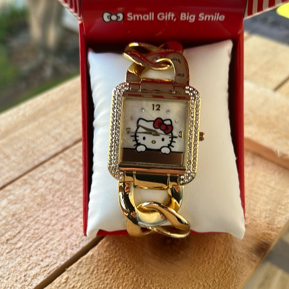Gorgeous Hello Kitty Gold Tone lg Link Watch.
